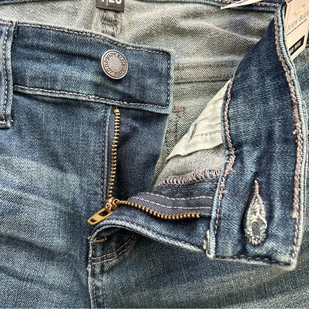 JUDY BLUE Women’s Mid Rise Skinny Fit Jeans Exclusive Modern Distressed 7/28 NWT